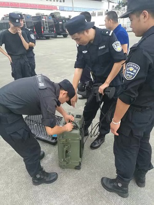图片关键词 丽江南猴子安局干警摆弄PUS0443无人机滋扰器(便携式)