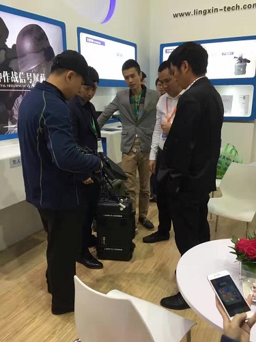 图片关键词 海东参观公司自主研发产品——无人机滋扰器