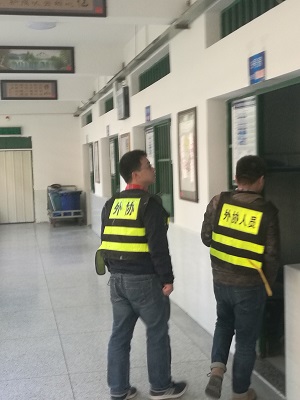 图片关键词 我司技术人员检验手机信号屏蔽器