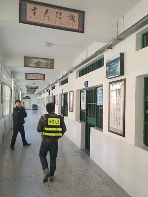 图片关键词 我司技术人员检验手机信号屏蔽器