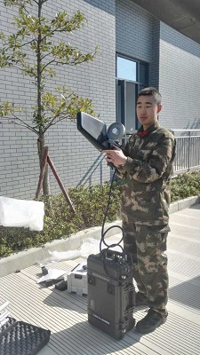 现场实操无人机滋扰器的武警同道