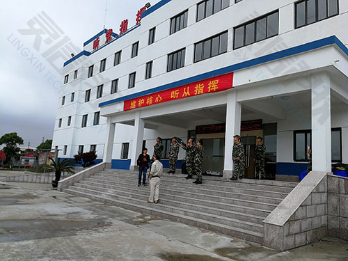 操作「无人机拦截系统」的武警官兵
