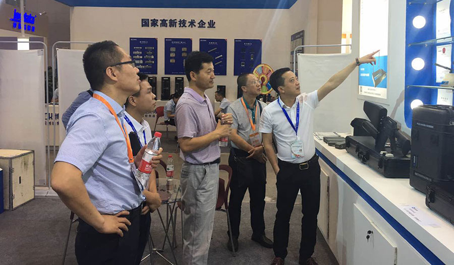 图片关键词 向贵宾解说无人机拦截系统